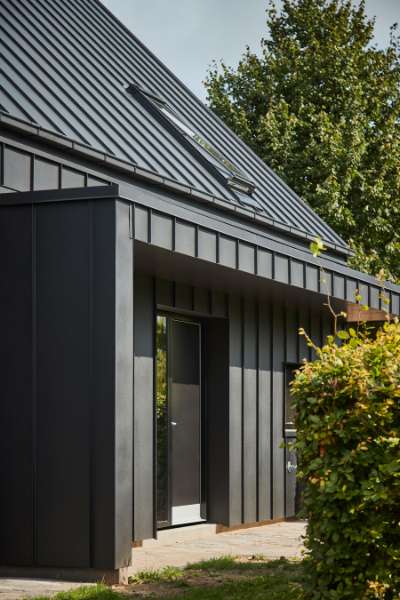 Rotes Backsteinhaus aus den 70er Jahren – in Stahlprofile „verpackt“!, Bakkelyparken 37, 8680 Ry, Dänemark